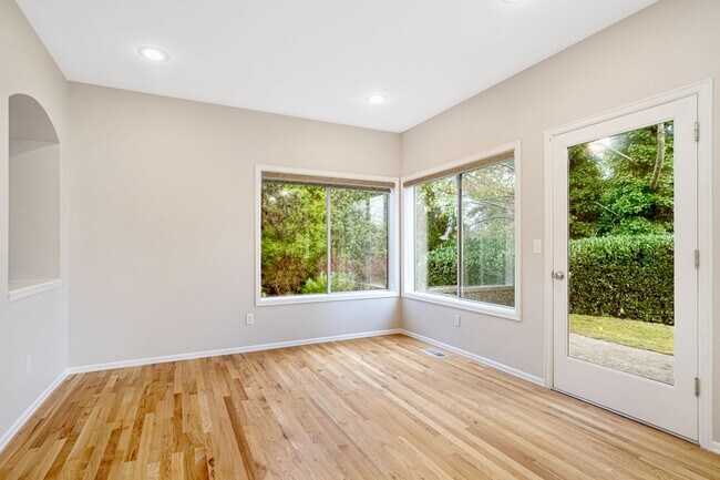 Building Photo - Spacious 5 Bedroom 3 Bath Home w/ 3-Car Garage and New Updates!