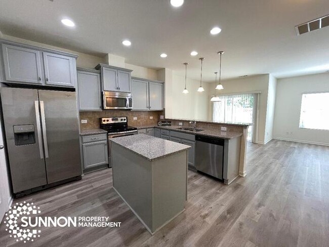 Building Photo - Fresh and finished: 3 bed, 2.5 bath townho...