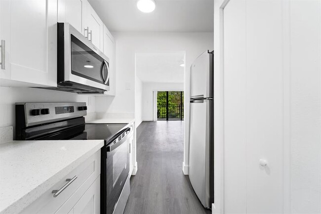 Building Photo - 650 NE 149th St