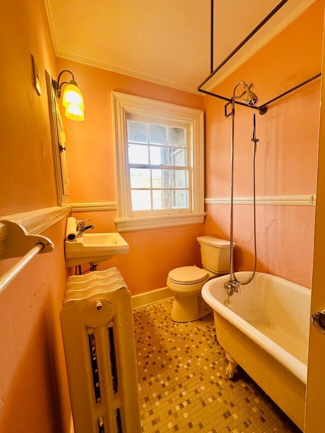 Building Photo - Charming 3bdrm/1.5bth Home Conveniently Located in Richmond's Carytown Area w/Private Balcony!!