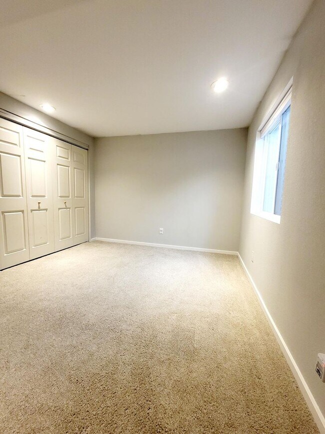 Building Photo - Well maintained 4 bedroom home on west side!