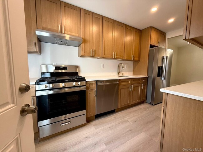 Building Photo - 61-60 69th Ln