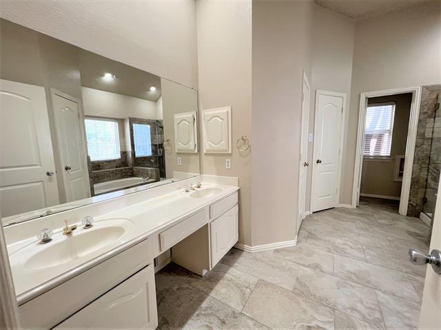 Building Photo - 705 Pine Lakes Dr
