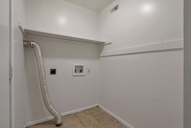 Building Photo - 2460-2462 Hiawatha St