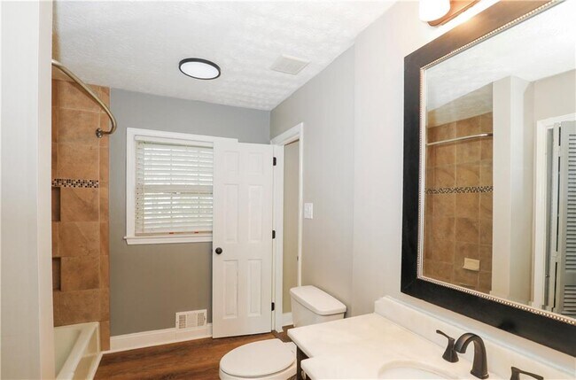 Building Photo - 3052 Riviera Dr