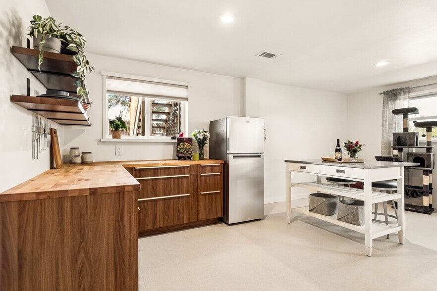 Building Photo - 6123 S Madison Dr