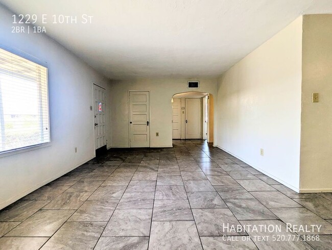 Building Photo - Pre-Lease!! Spacious 2 bed/1 bath Universi...