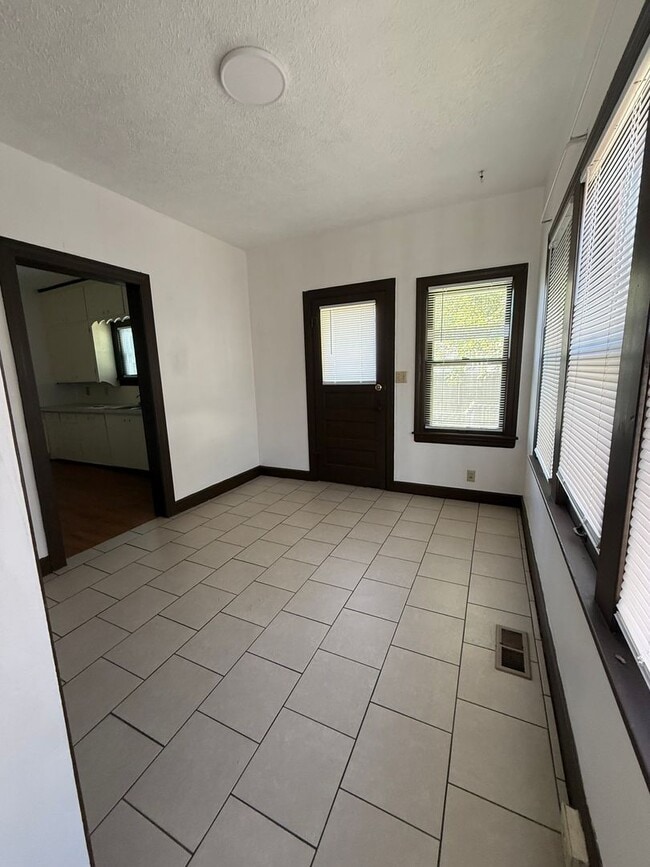 Building Photo - 3 Bedroom, 1 Bathroom House