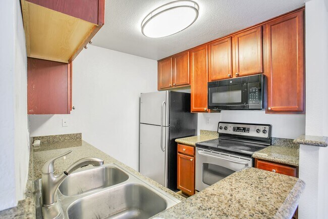 Building Photo - 2 Bedroom, 2 Baths Condo in Serra Crest Co...