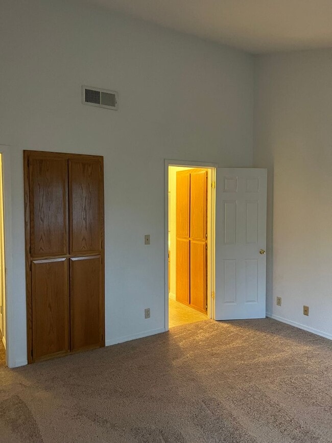 Building Photo - SPACIOUS 2 BEDROOM CONDO - BOTH HAVE ENSUITES!