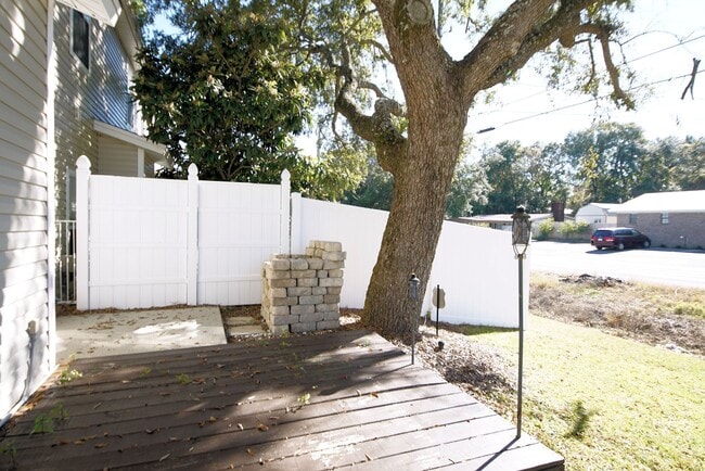 Building Photo - Central Niceville Location