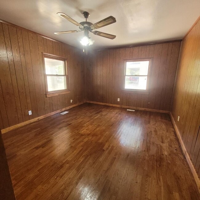 Building Photo - $795 - 2 bed 1 bath - Single Family Home
