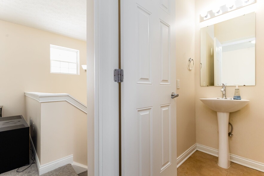 Building Photo - 433 Abbey St