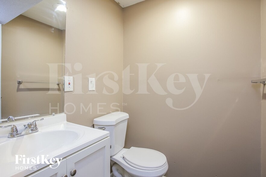 Building Photo - 3720 NE Antioch Rd