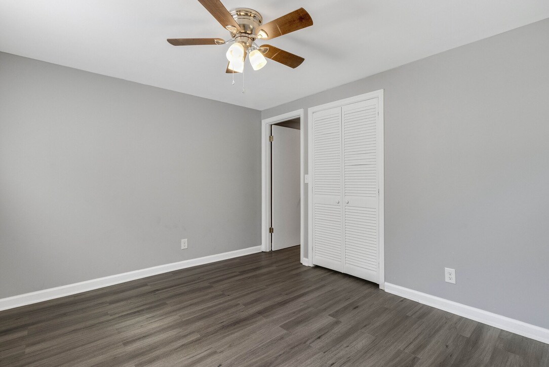 Bedroom w/ closet - 2058 Nettie Ct