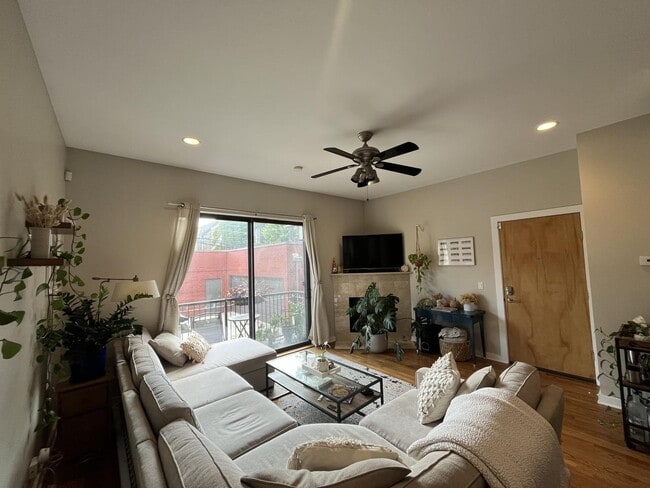 Primary Photo - 2151 W. Evergreen-103