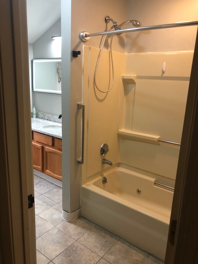 2nd floor full bath - 120 Courtyard Ln