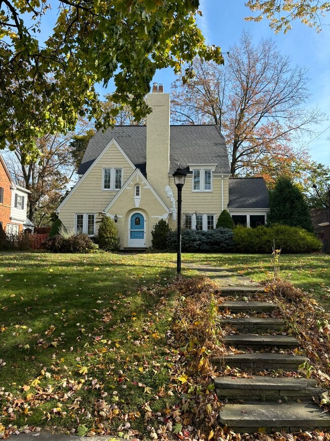 Building Photo - 4 Bedroom In Fernway Neighborhood