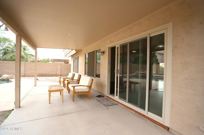 Building Photo - 1130 W Raven Dr