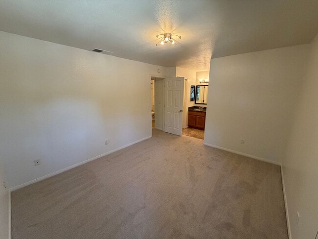Building Photo - 2 Bedroom / 1 Bathroom |