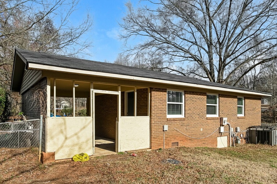 Building Photo - 1618 Longleaf Dr