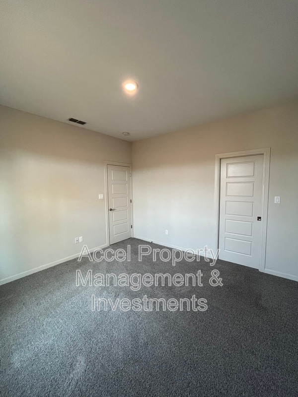 Building Photo - 3302 Oriole Dr