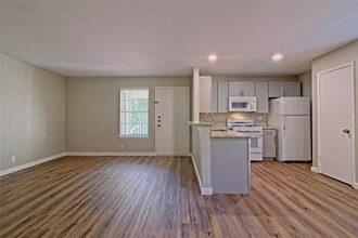 Building Photo - 401 Hedgewood Dr