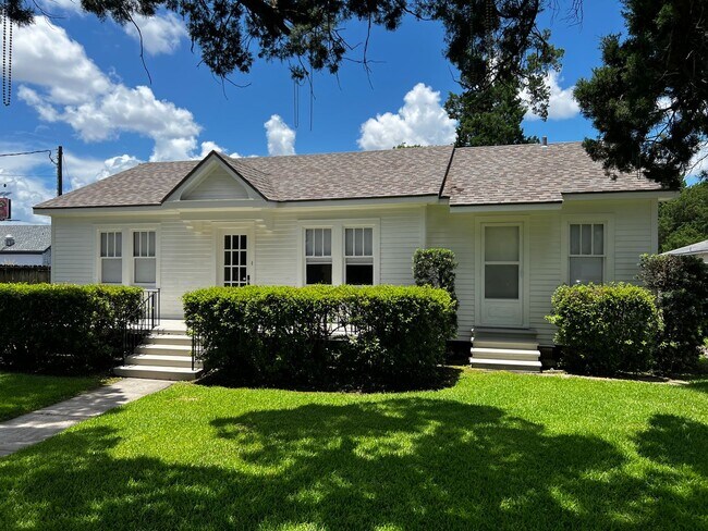 Building Photo - 119 St Julien Ave