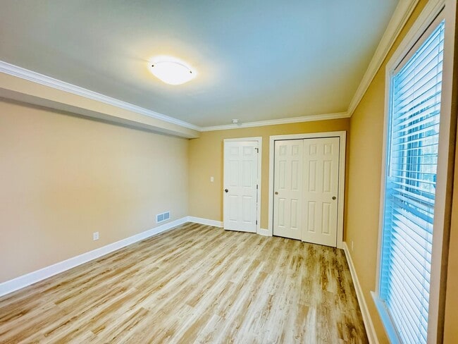 Building Photo - Luxury country rental 4x3 gated off black top!