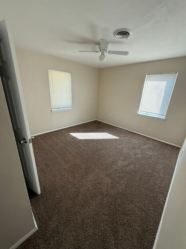 Building Photo - 2312 NW 46th- $200 OFF THE FIRST MONTH!