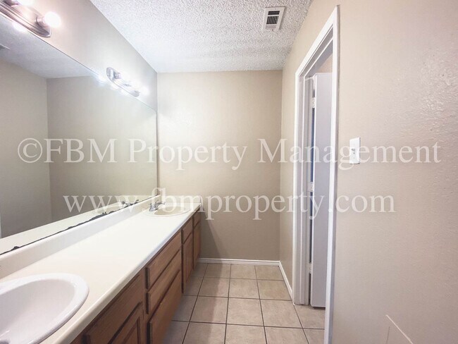 Building Photo - 1739-1741 Dynasty Cir