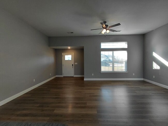 Building Photo - Beautiful home close to post