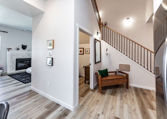 Building Photo - Beautiful Townhome Next to Nature on Westside