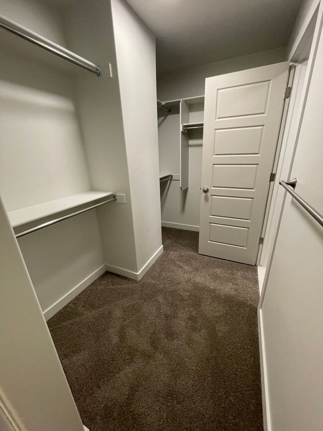 Building Photo - Modern home!