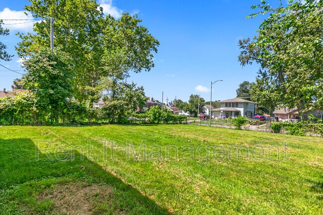 Building Photo - 2820 N 19th Ave