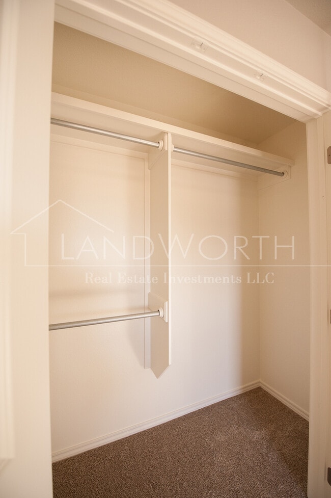 Building Photo - Beautiful Townhome in Great Neighborhood