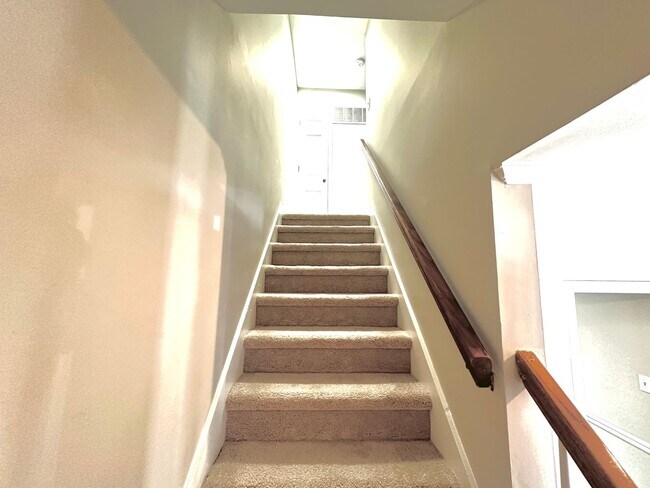 Building Photo - Available to View on 8/29! Luxurious Town ...