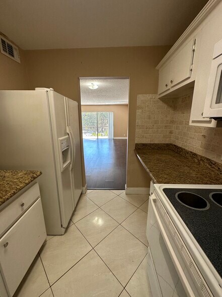Building Photo - 4158 Inverrary Dr