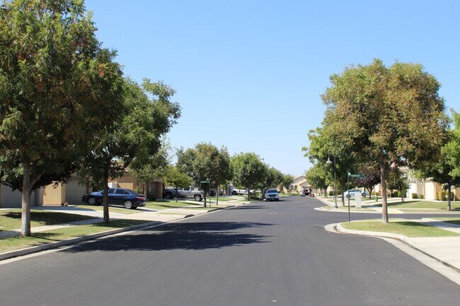 Building Photo - Northwest Bakersfield Home in the Village Green Community For Rent