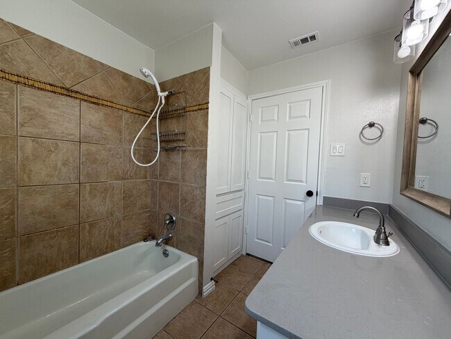 Building Photo - AVAILABLE NOW 3 BEDROOM 2 BATH HOME IN SAGINAW