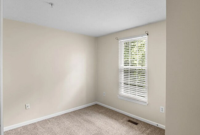 Building Photo - Well Kept Home in Private Court in Abingdon!