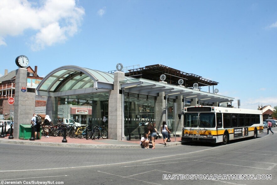 Building Photo - 241 Maverick St