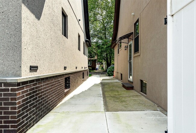 Building Photo - 71-31 Loubet St