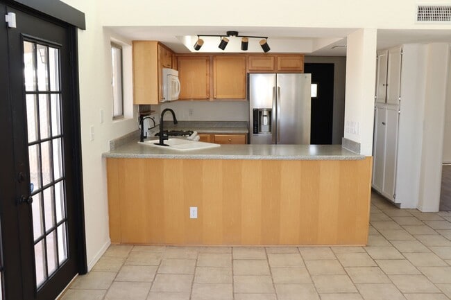 Building Photo - 5 Bedroom, 2 Bathroom