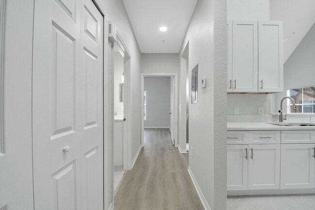 Building Photo - Fully Remodeled 3/2 with Loft in MetroWest...