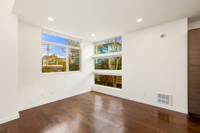 Building Photo - Move In Special! -  Corner 3 Bedroom Townh...