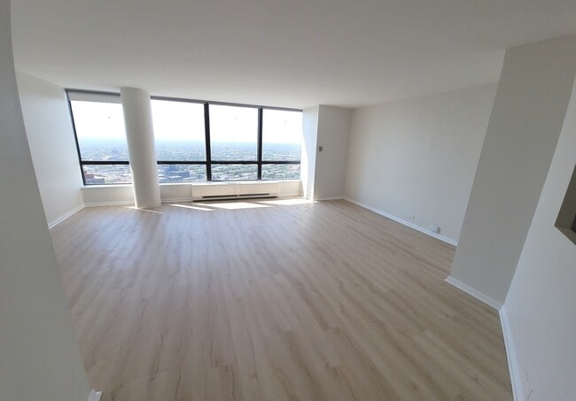 Building Photo - 5415 N Sheridan Rd