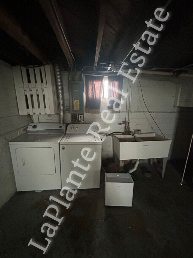 Building Photo - Comfy 3-Bedroom Home with Classic Charm in Toledo’s Old South End