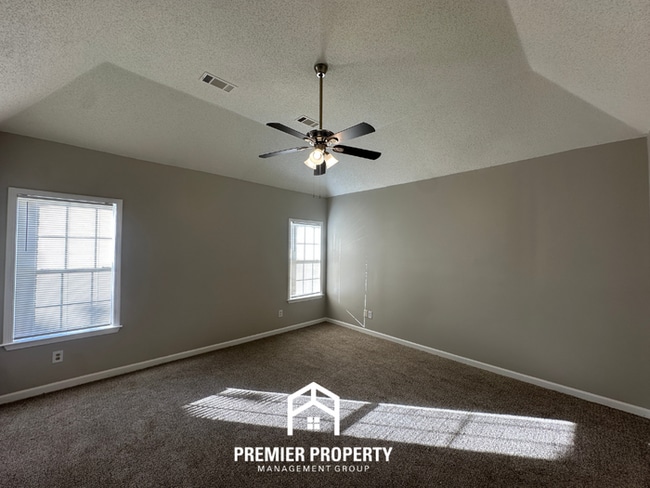 Building Photo - 4 Bedroom Home for Rent in Memphis, TN | High Ceilings, Stone Fireplace & 2-Car Garage