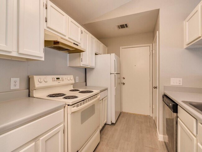 Building Photo - 9101 Japonica Ct
